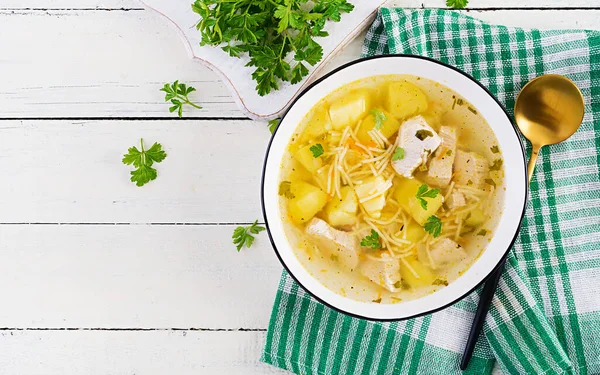 Sopa Dieta Sopa Frango Com Macarrão Legumes Tigela Branca Vista — Fotografia de Stock