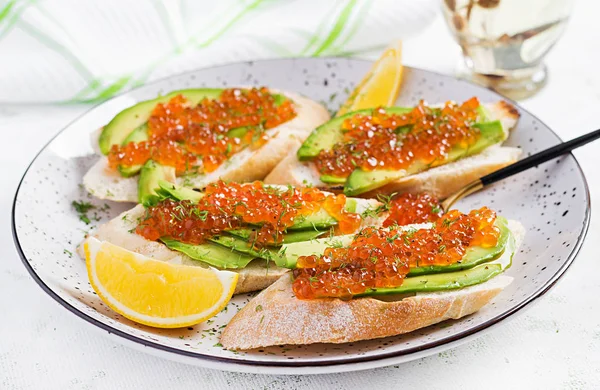 Sandvișuri Caviar Roșu Somon Avocado Feliat Sandwich Pentru Prânz Alimente — Fotografie, imagine de stoc