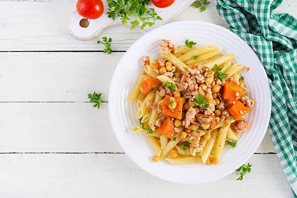 Italiensk Pasta Penne Med Malet Kött Kikärter Och Pumpa Friska — Stockfoto