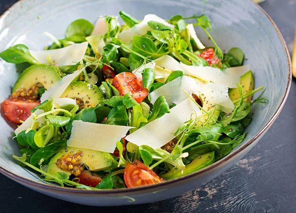 Gezonde salade van verse groenten - tomaten, avocado, maïs sala — Stockfoto