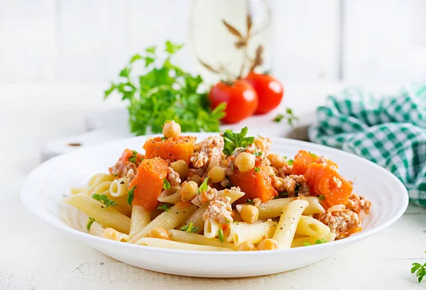 Pastas Italianas Penne Con Carne Picada Garbanzos Calabaza Comida Saludable — Foto de Stock