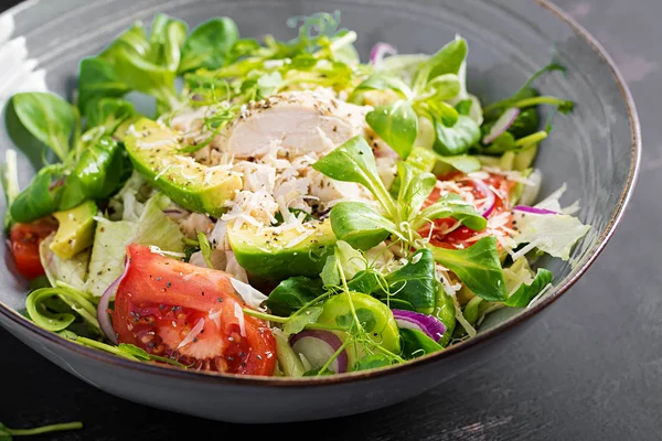Verse Salade Met Kipfilet Maïssalade Komkommer Avocado Tomaat Kipsalade Italiaanse — Stockfoto