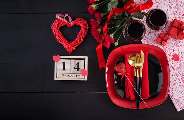 Valentijnsdag Diner Met Tafel Decor Met Geschenk Rode Rozen Harten — Stockfoto