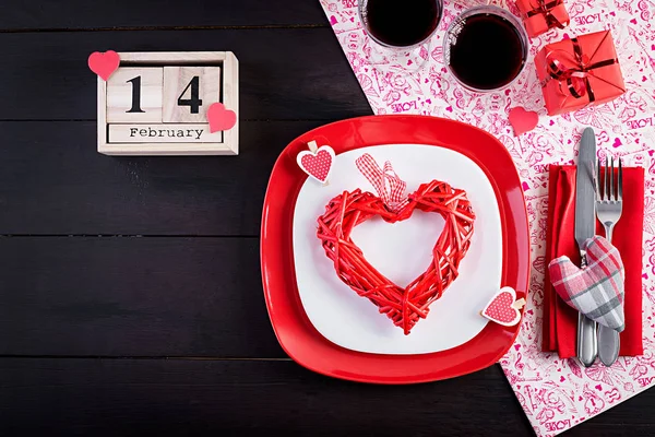 ギフト 赤いバラ 暗い背景に2つのワイングラスで心とテーブルの設定でバレンタインデーのディナー トップビュー フラットレイアウト — ストック写真