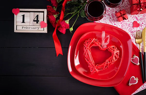 Valentijnsdag Diner Met Tafel Decor Met Geschenk Rode Rozen Harten — Stockfoto