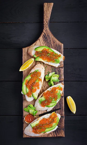 Broodjes Met Zalmrode Kaviaar Met Gesneden Avocado Sandwich Voor Lunch — Stockfoto