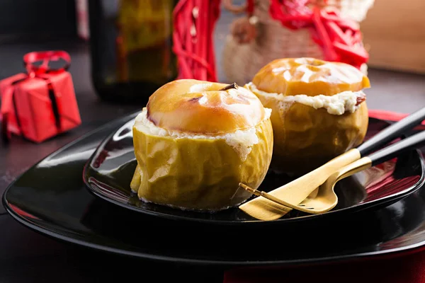 Bratäpfel Gefüllt Mit Quark Und Honig Gesunde Ernährung — Stockfoto