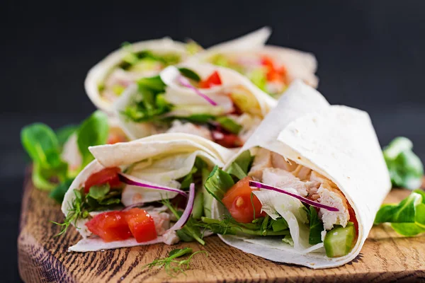 新鮮なトルティーヤは 木製のボード上の鶏や新鮮な野菜で包みます チキンブリトーメキシコ料理健康食品の概念 メキシコ料理 — ストック写真
