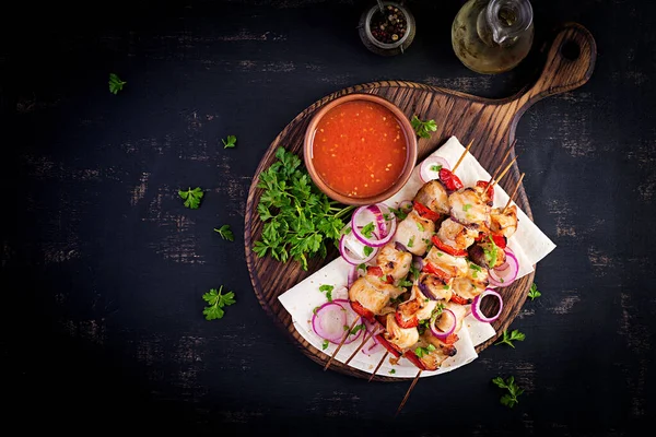 Kebab Pollo Parrilla Con Pimentón Una Tabla Madera Brochetas Carne — Foto de Stock