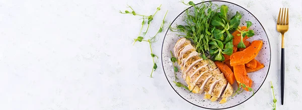 Filet de pui cu dovleac copt și salată de porumb. Alimente sănătoase , — Fotografie, imagine de stoc