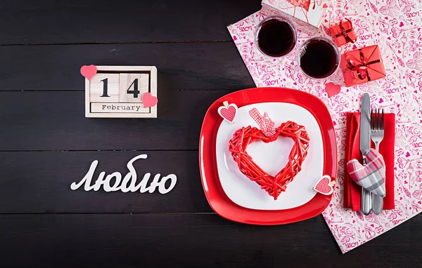 ギフト 赤いバラ 暗い背景に2つのワイングラスで心とテーブルの設定でバレンタインデーのディナー トップビュー フラットレイアウト — ストック写真