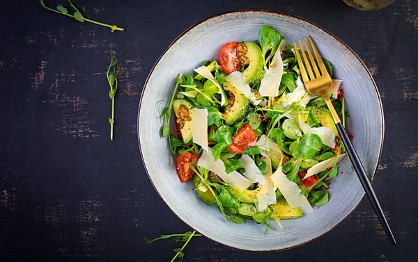 Tomate Salada Fresca Abacate Salada Milho Chia Parmesão Conceito Alimentação — Fotografia de Stock