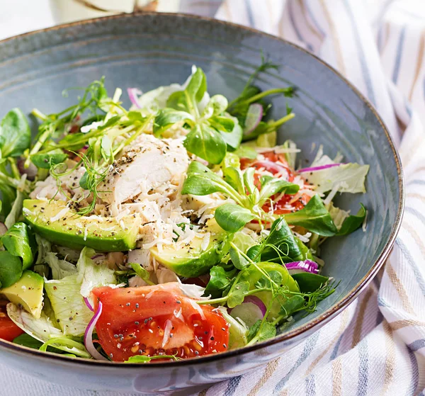 Ensalada Fresca Con Pechuga Pollo Ensalada Maíz Pepino Aguacate Tomate —  Fotos de Stock