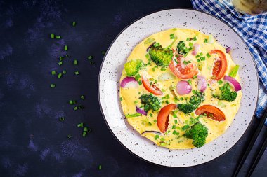 Brokoli, domates ve kırmızı soğanlı omlet. Sebzeli İtalyan omleti. Üst görünüm, genel görünüm