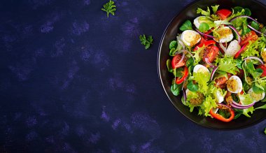 Sebzeli taze salata, domates, kırmızı soğan, marul ve bıldırcın yumurtası. Sağlıklı gıda ve diyet konsepti. Vejetaryen yemeği. Üst görünüm, genel görünüm
