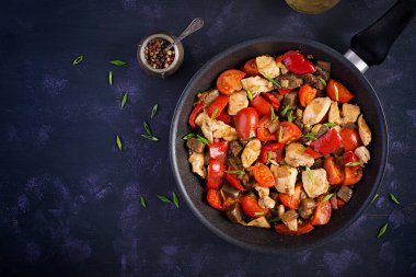 Tavuk kızartması. Sebzeli et güveci, tatlı biber, soğan, domates, soya soslu patlıcan. Ketogenik diyet. Üst görünüm, genel görünüm, kopyalama alanı