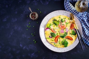 Brokoli, domates ve kırmızı soğanlı omlet. Sebzeli İtalyan omleti. Üst görünüm, genel görünüm