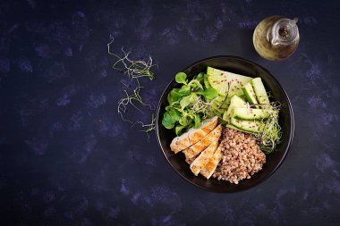 Öğle yemeği salatası. Karabuğday lapalı Buda kasesi ızgara tavuk filetosu, mısır salatası, mikroyeşil ve daikon. Sağlıklı yiyecekler. Üst görünüm, genel görünüm