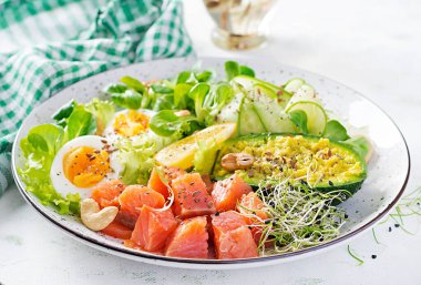 Ketogenik diyet kahvaltısı. Sebzeli tuzlu somon salatası, salatalık, yumurta ve avokado. Keto / paleo öğle yemeği.