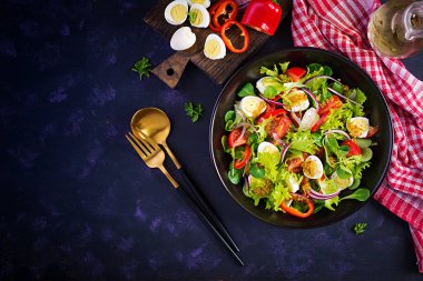 Sebzeli taze salata, domates, kırmızı soğan, marul ve bıldırcın yumurtası. Sağlıklı gıda ve diyet konsepti. Vejetaryen yemeği. Üst görünüm, genel görünüm