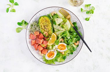 Ketogenik diyet kahvaltısı. Sebzeli tuzlu somon salatası, salatalık, yumurta ve avokado. Keto / Paleo öğle yemeği. Üst görünüm, genel görünüm
