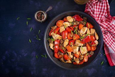 Tavuk kızartması. Sebzeli et güveci, tatlı biber, soğan, domates, soya soslu patlıcan. Ketogenik diyet. Üst görünüm, genel görünüm, kopyalama alanı