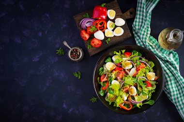 Sebzeli taze salata, domates, kırmızı soğan, marul ve bıldırcın yumurtası. Sağlıklı gıda ve diyet konsepti. Vejetaryen yemeği. Üst görünüm, genel görünüm