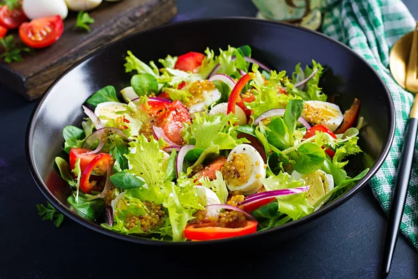 新鲜沙拉配上蔬菜 西红柿 红洋葱 莴苣和鹌鹑蛋 健康食品和饮食概念 — 图库照片