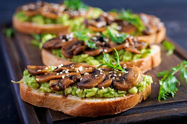 Bruschetta Sandwich Avocado Ciuperci Prăjite Susan Placă Lemn Mâncare Vegetariană — Fotografie, imagine de stoc