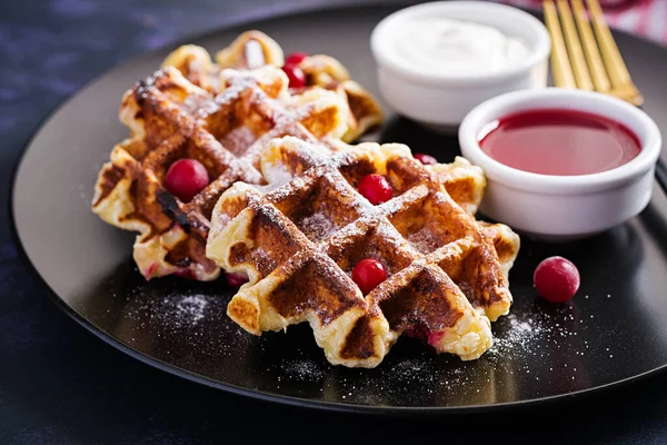 Traditionele Belgische Wafels Met Bessen Zure Room Jam Donkere Tafel — Stockfoto