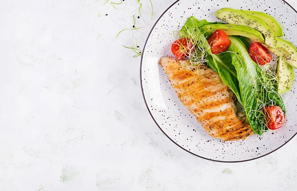 Salata Taze Domates Avokado Ile Izgara Tavuk Filetosu Sağlıklı Yiyecekler — Stok fotoğraf