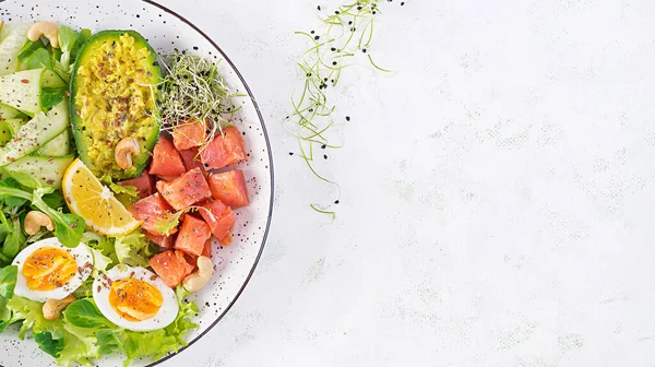 基因饮食早餐 咸鲑鱼沙拉配上蔬菜 鸡蛋和鳄梨 古里奥午餐 顶视图 — 图库照片