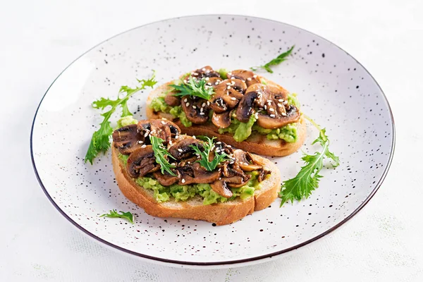 Bruschetta Sandwich Met Avocado Gebakken Champignons Sesam Een Witte Tafel — Stockfoto