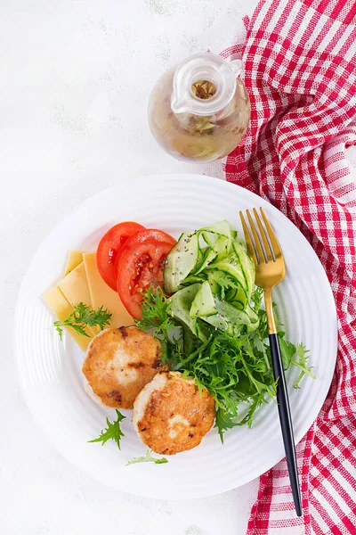 Κετογόνο Γεύμα Μπιφτέκι Κοτόπουλο Ντομάτα Αγγούρι Τυρί Και Σαλάτα Ρόκα — Φωτογραφία Αρχείου