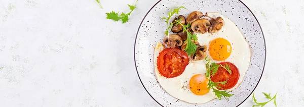 Ketojenik Gıda Yağda Yumurta Mantar Dilimlenmiş Domates Keto Paleo Kahvaltısı — Stok fotoğraf