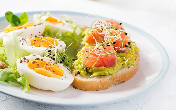 Desayuno Sándwich Abierto Saludable Tostadas Con Aguacate Salmón Huevos Cocidos —  Fotos de Stock