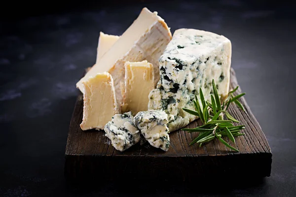 Sýr Dřevěných Prknech Camembert Dorblu Dřevěném Pozadí Mléčné Výrobky — Stock fotografie