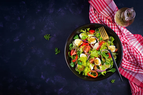 新鲜沙拉配上蔬菜 西红柿 红洋葱 莴苣和鹌鹑蛋 健康食品和饮食概念 顶视图 — 图库照片