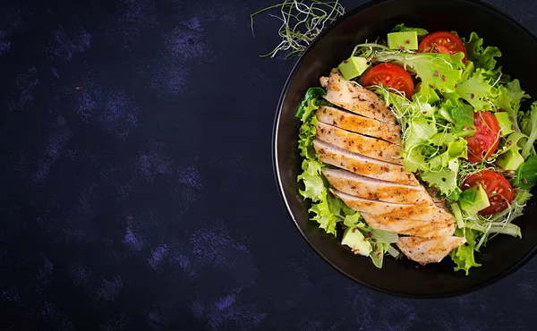 Kip Gegrilde Filet Met Salade Verse Tomaten Avocado Gezond Eten — Stockfoto