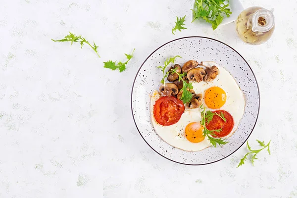Ketogeen Voedsel Gebakken Champignons Gesneden Tomaten Keto Paleo Ontbijt Bovenaanzicht — Stockfoto