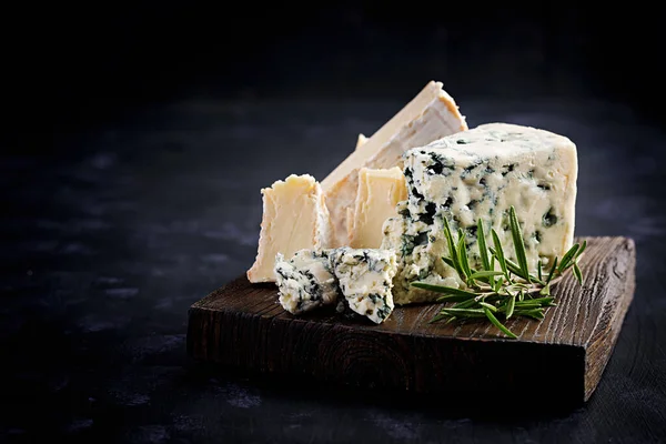 Queijo Tábuas Madeira Camembert Dorblu Fundo Madeira Produtos Lácteos — Fotografia de Stock