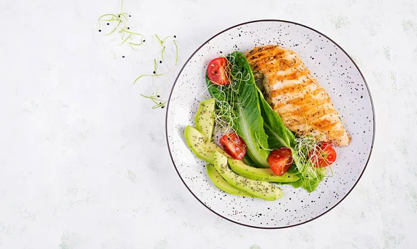 Filetto Pollo Alla Griglia Con Insalata Pomodori Freschi Avocado Cibo — Foto Stock