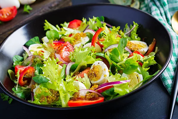 Verse Salade Met Groentetomaten Rode Uien Sla Kwarteleitjes Gezond Eten — Stockfoto