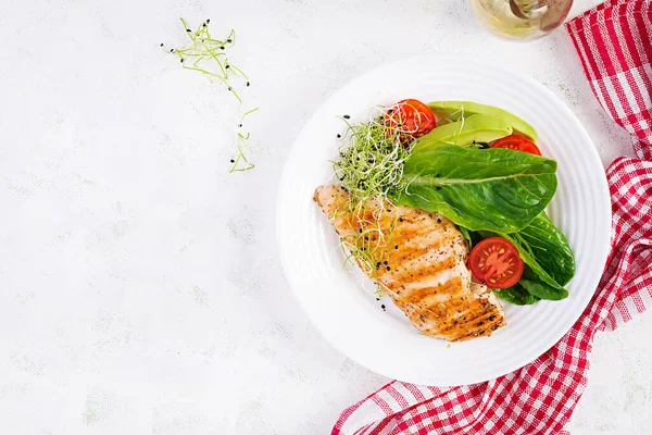 Filé Grelhado Frango Com Salada Tomate Fresco Abacate Comida Saudável — Fotografia de Stock