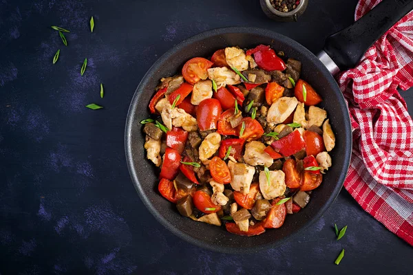 Kippenroerbak Vleesstoofpot Met Groenten Zoete Peper Tomaat Aubergine Sojasaus Jus — Stockfoto