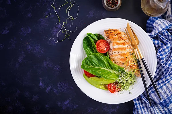 Filé Grelhado Frango Com Salada Tomate Fresco Abacate Comida Saudável — Fotografia de Stock