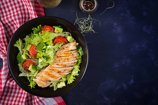 Kyckling Grillad Filé Med Sallad Färska Tomater Och Avokado Hälsosam — Stockfoto