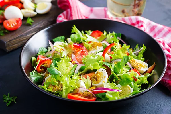 Insalata Fresca Con Pomodori Vegetali Cipolle Rosse Lattuga Uova Quaglia — Foto Stock