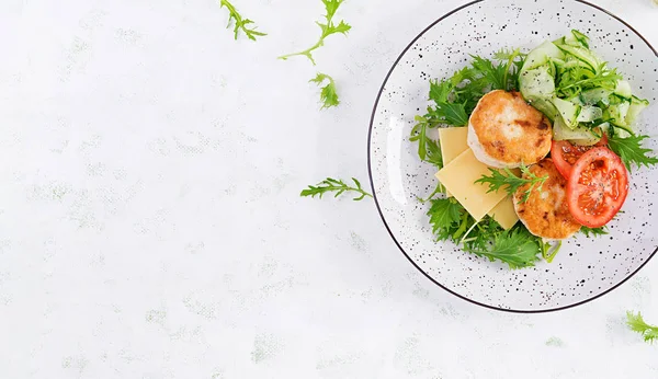 Makan Siang Ketogenik Burger Ayam Dengan Tomat Mentimun Keju Dan — Stok Foto