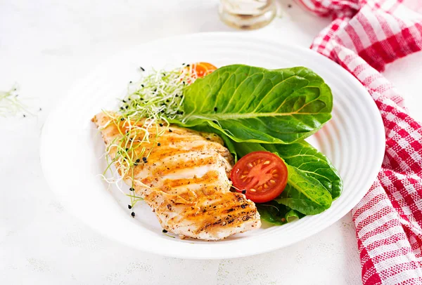 Filetto Pollo Alla Griglia Con Insalata Pomodori Freschi Avocado Cibo — Foto Stock